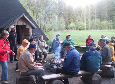 Keudan eräopas (2. vas.) kertoi Haukankierroksesta ja sen kehityssuunnitelmista. Taustalla näkyvää kotaa voi vuokrata ja siellä voi vaikka yöpyäkin.