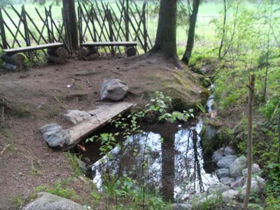 Valaistua latupohjaa linja-autolle kävellessämme näimme kauniin lähteen.