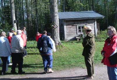 Pääsimme jaloittelemaan keramiikkataiteilija Pirkko Taipasen (2. oik.) piha-ateljeeseen