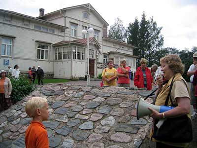 Sälinkään polkua kiertämässä oli  niin paljon väkeä, että magafoonillekin tuli käyttöä. Tässä auli esittelee torpparimuistomerkkiä Sälinkään kartanolla.