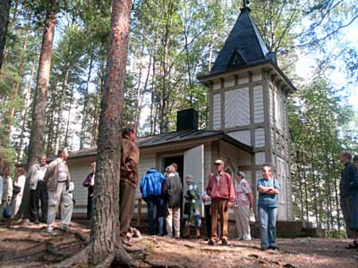 Risteilyn lopuksi käytiin Vuohijärven puolella sijaitsevassa hautausmaasaaressa. 