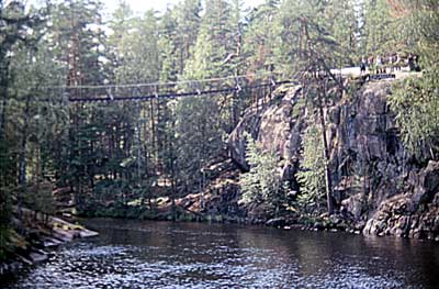 Kulman takaa avautuu kuitenkin kapeasalmi, jonka yli kulkee Repoveden kansallispuiston riippusilta.