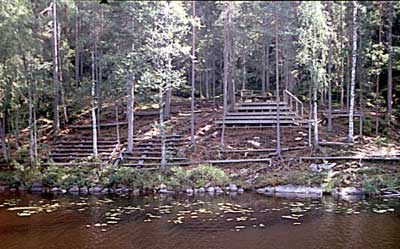 Ääni kantautuu hyvin vastarannalla olevaan katsomoon. Akustiikkaa kehutaan erinomaiseksi.